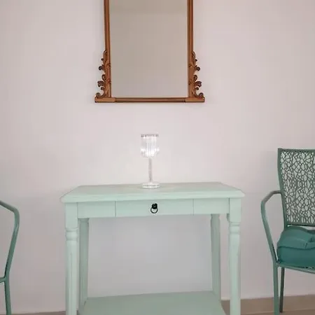 Nicole's Boutique In Apartment